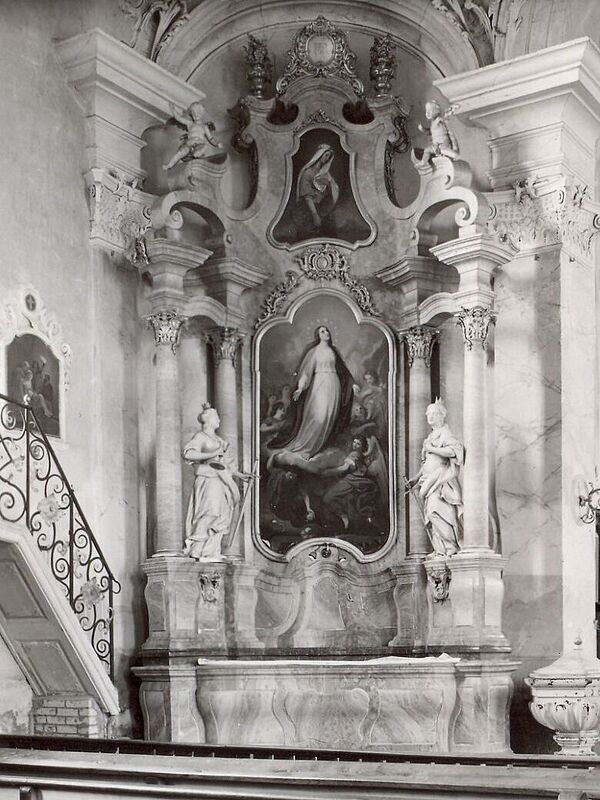 Pfarrkirche Ettiswil: linker Seitenaltar mit Deschwandens Maria Himmelfahrt (1875) und Stirnimanns Hl. Agatha (um 1873) im Obstück. Aufnahme vor der Restaurierung der Kirche 1956/57.
