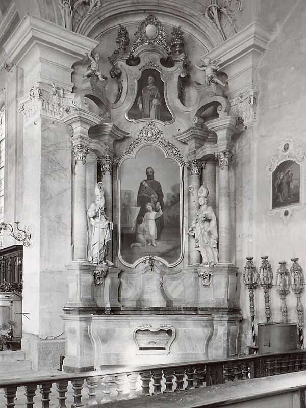 Pfarrkirche Ettiswil: rechter Seitenaltar mit Stirnimanns Hl. Josef und dem Hl. Stephanus im Obstück (beide um 1873). Aufnahme vor der Restaurierung der Kirche 1956/57.